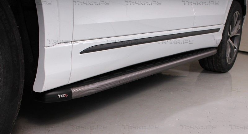 Пороги алюминиевые ТСС с пластиковой накладкой 2020 мм для Audi Q8 2019-2026 Карбон серые. Артикул AUDIQ819-12GR