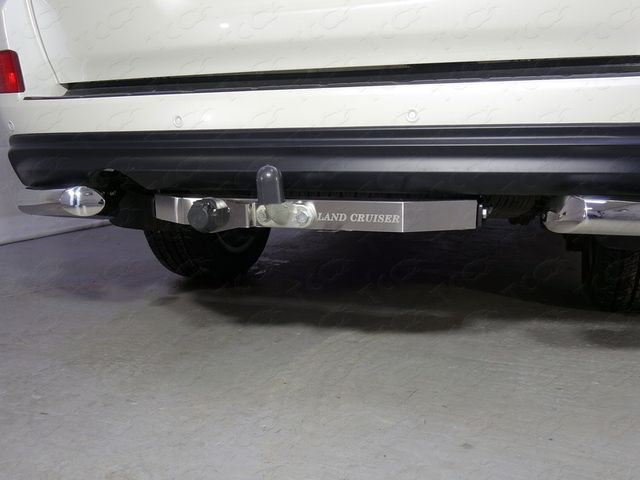 Фаркоп оцинкованный ТСС для Toyota Land Cruiser 200 Excalibur 2017-2018 с накладкой с надписью Land Cruiser. Артикул TCU00096