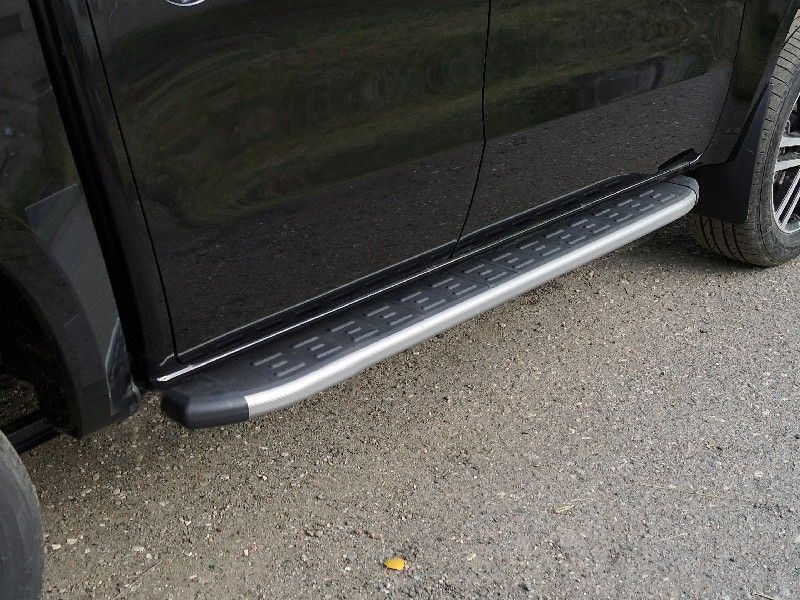 Пороги алюминиевые ТСС с пластиковой накладкой 1920 мм для Dongfeng DF6 2.3D Luxury 2022-2026 Карбон серебро. Артикул DONGFDF622-28SL