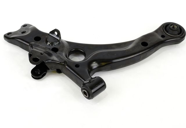 Поперечный рычаг передней подвески CTR правый для Toyota Avensis I 1997-2003. Артикул CQ0327R