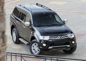 Пороги алюминиевые Rival Silver для Mitsubishi Pajero Sport II 2008-2016. Артикул F173AL.4003.1