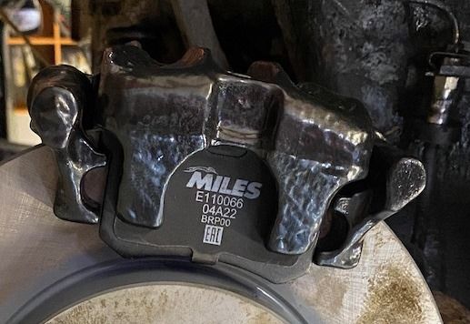 Тормозные колодки Miles (Semi-Metallic) задние для Audi S4 I (B5) 1997-2001. Артикул E110066