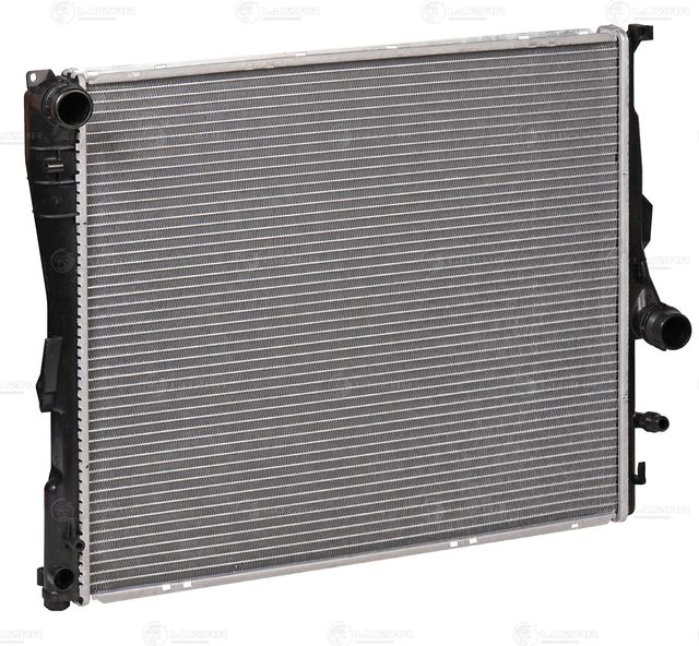 Радиатор охлаждения двигателя Luzar для BMW X3 I (E83) 2006-2008. Артикул LRc 26182