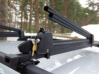 Крепление Amos Ski Lock 5 (черное) для перевозки 5-и пар лыж / 2-х сноубордов на багажнике на крыше авто. Артикул SKILOCK5ALUBLACK