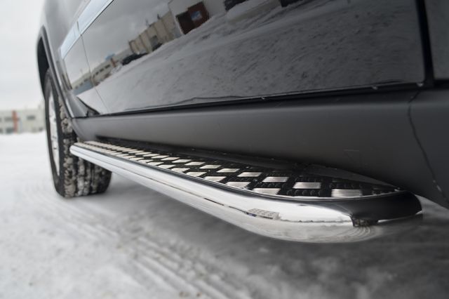 Защита порогов RusStal труба d63 мм с листом для Jeep Grand Cherokee WK2 2011-2014. Артикул JGL-001198