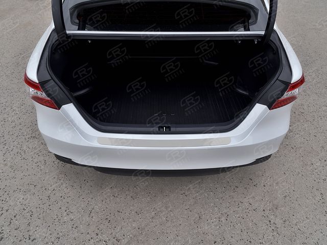 Накладка на задний бампер RusStal для Toyota Camry 70 (V70, XV70) XV70 2017-2026 (нерж. зеркало). Артикул TCAMN-003469