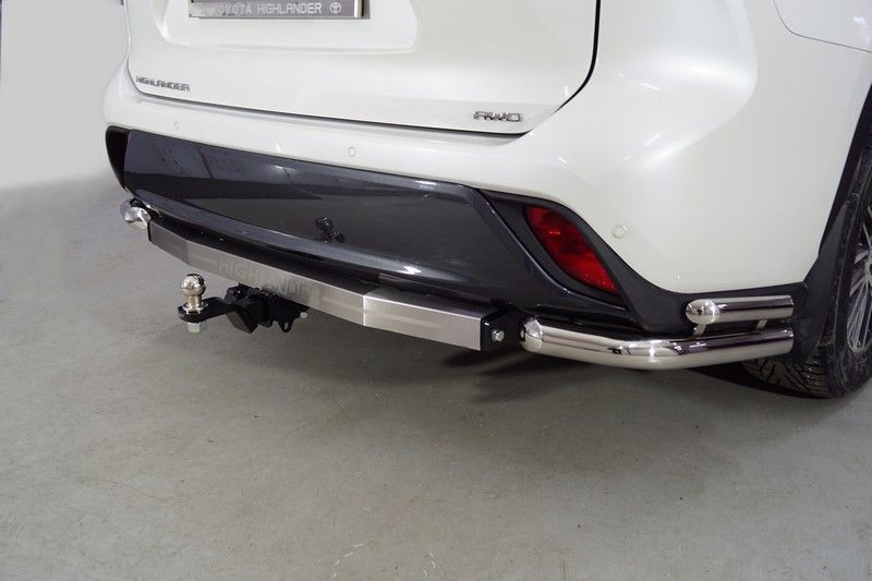 Фаркоп ТСС оцинкованный под американский квадрат для Toyota Highlander VI 2019-2026 (нерж. шар) с накладкой с надписью Highlander. Артикул TCU00172N