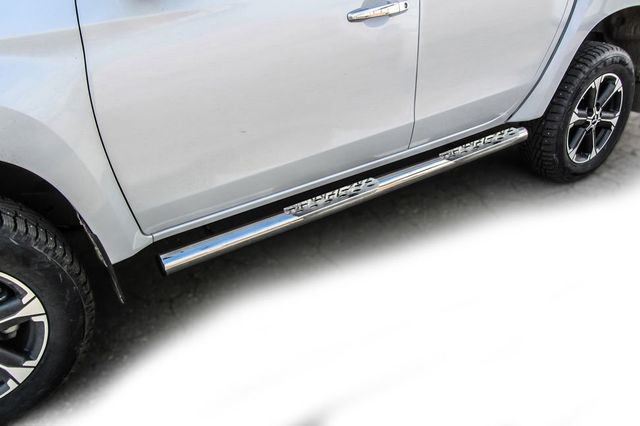 Пороги Slitkoff труба d76 со ступеньками стальными для Mitsubishi L200 V рестайлинг 2018-2026. Артикул ML18-007