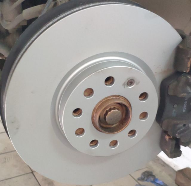 Тормозной диск Bosch передний для Volkswagen Golf Sportsvan I 2014-2016. Артикул 0 986 479 932