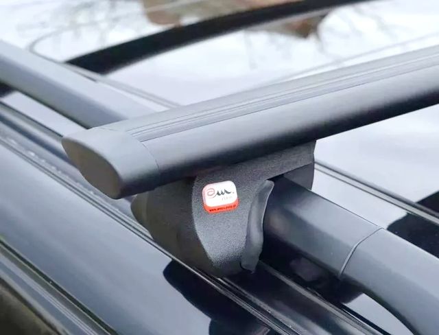 Багажник на интегрированные рейлинги Amos Alfa для Haval Jolion 2021-2025 (Крыловидные дуги ЧЕРНЫЕ). Артикул alfa_a1.2Black