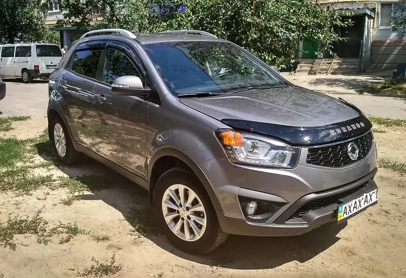 Дефлектор Vip-Tuning (VT52) для капота SsangYong Korando III 2013-2019. Артикул SSY11