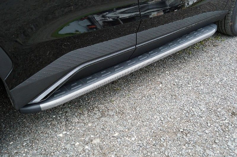 Пороги алюминиевые ТСС с пластиковой накладкой 1820 мм для Jetour Dashing 1.5T 2WD 2023-2026 Карбон серые. Артикул JETDASH23-01GR