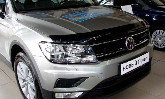 Дефлектор SIM для капота Volkswagen Tiguan II 2017-2020 Темный. Артикул SVOTIG1612