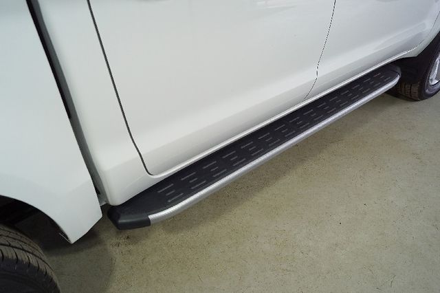 Пороги алюминиевые ТСС с пластиковой накладкой 1920 мм для JAC T8 Pro 2023-2026 Карбон серебро. Артикул JACT8P23-04SL