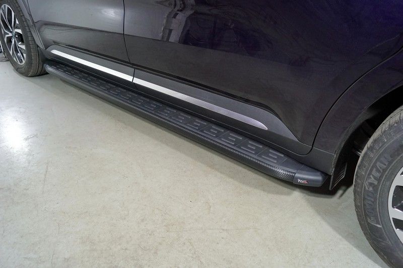 Пороги алюминиевые ТСС с пластиковой накладкой 2120 мм для Kia Carnival IV 2020-2026 Карбон черные. Артикул KIACAR21-31BL