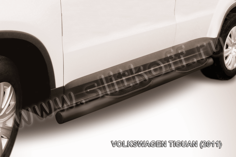 Пороги Slitkoff труба d76 с проступями ЧЕРНЫЕ матовые для Volkswagen Tiguan 2011-2016. Артикул VWTIG-005B