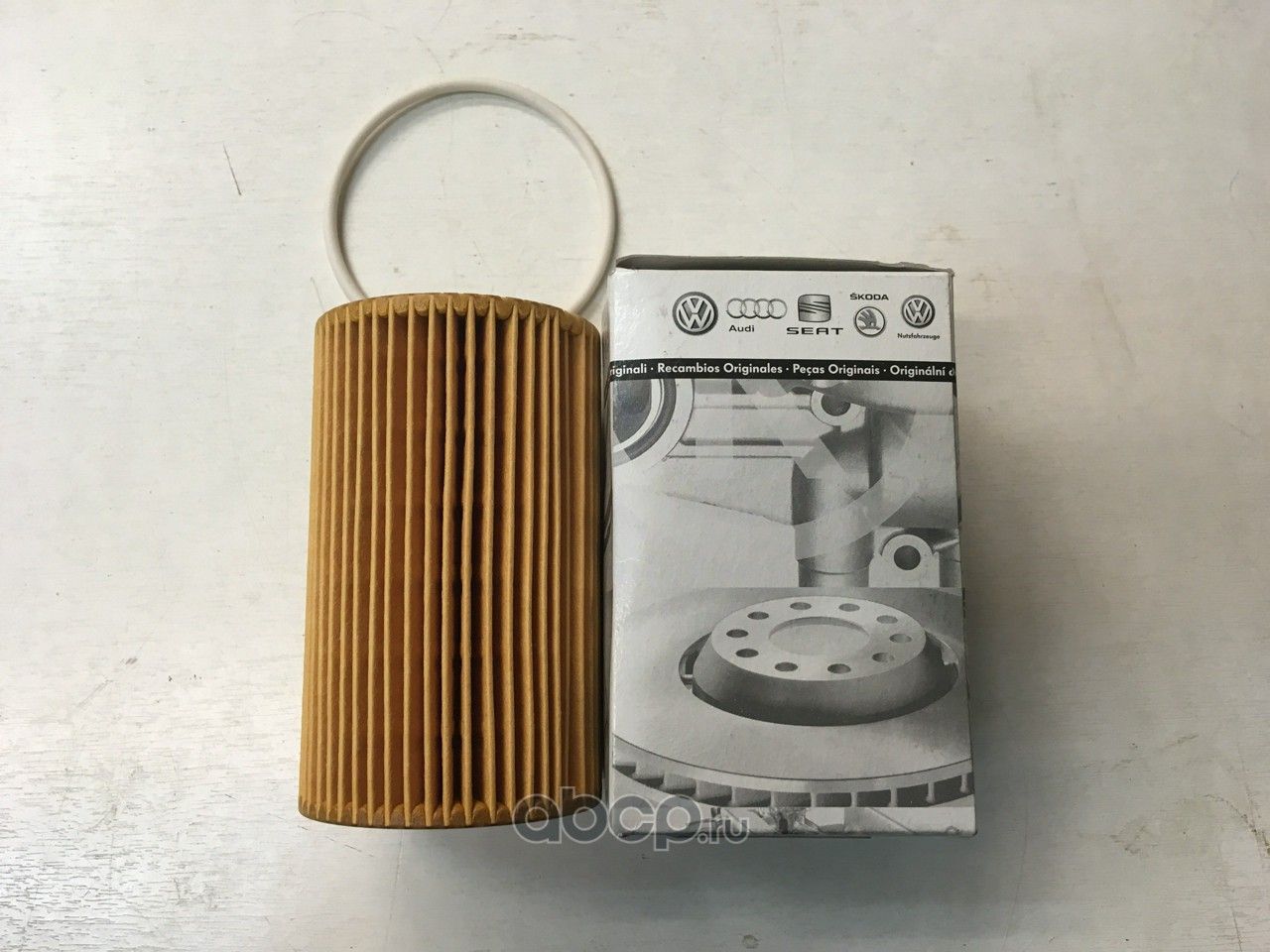 Масляный фильтр VAG. Артикул 06E115562B