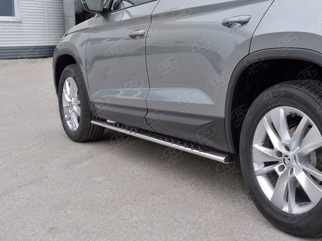 Защита порогов RusStal труба 75х42 овал с проступью для Skoda Kodiaq 2017-2026. Артикул SKKO-002772