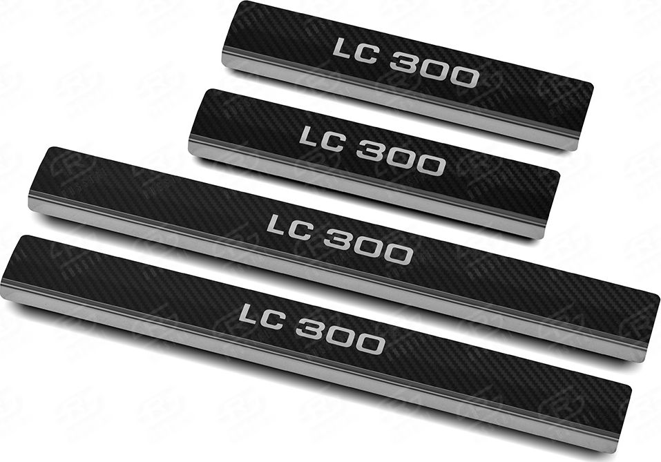Накладки RusStal на пороги (лист нерж. карбон с надписью) для Toyota Land Cruiser 300 2021-2026. Артикул TLC30021-06