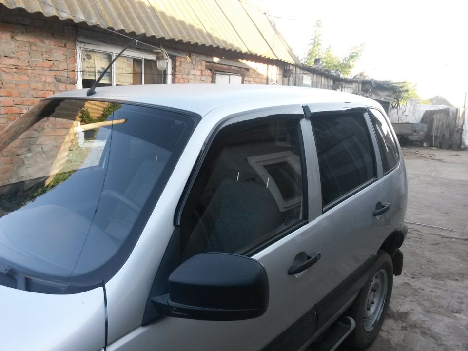 Дефлекторы SIM для окон Chevrolet Niva 2002-2020. Артикул SCHNIV0232