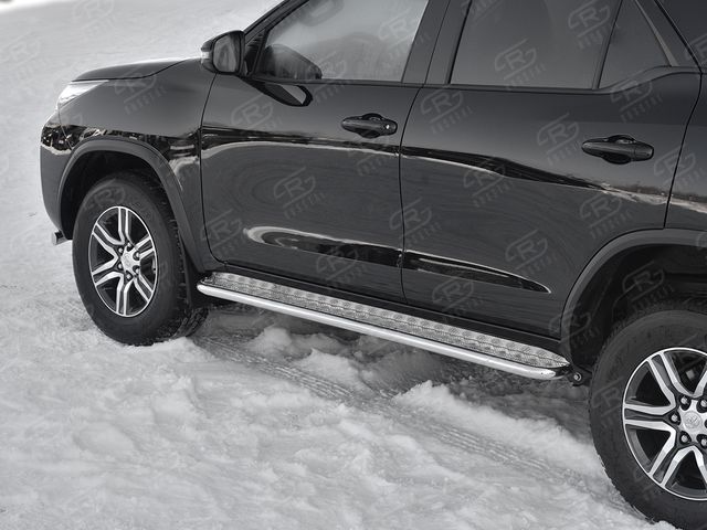 Защита порогов RusStal труба d42 с листом (Лист алюм, проф. нерж) (вариант 1) для Toyota Fortuner II (для России) 2017-2020. Артикул TFL-0028821