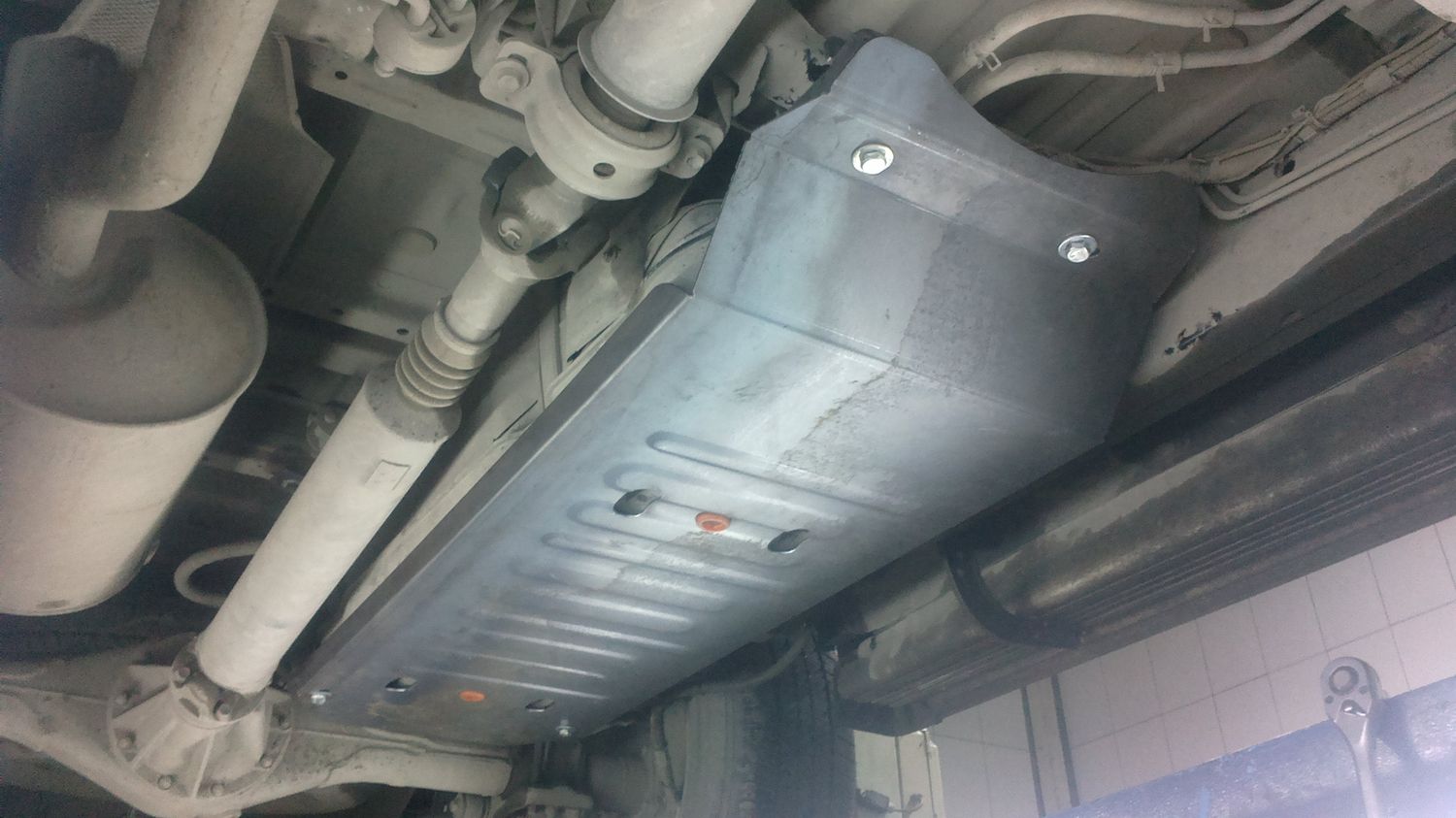 Защита алюминиевая Alfeco для топливного бака Toyota Hilux VII рестайлинг 2011-2015. Артикул ALF.24.89 AL4