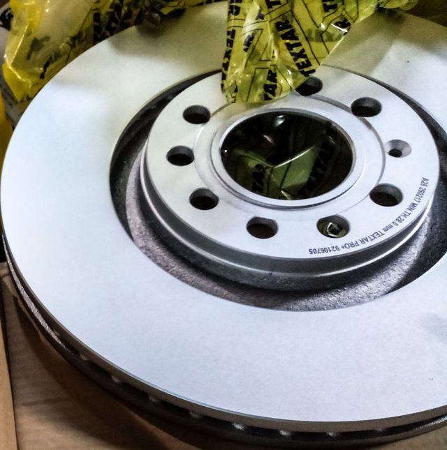 Тормозной диск Textar Pro+ передний для Audi A6 II (C5) 1997-2005. Артикул 92106705