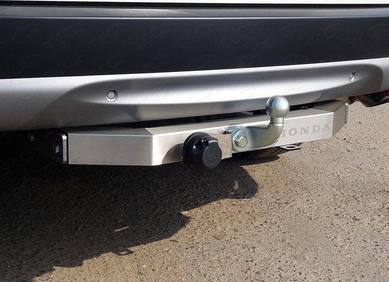 Фаркоп ТСС оцинкованный для Honda CR-V V 2016-2022 с накладкой с надписью Honda. Артикул TCU00115