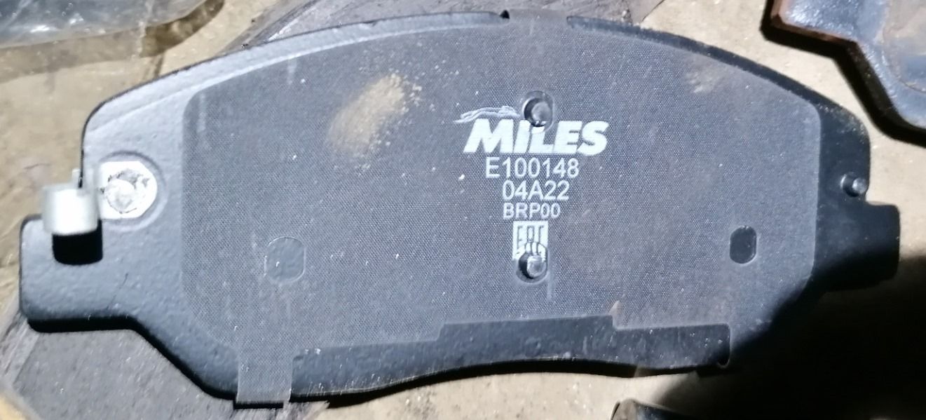 Тормозные колодки Miles (Semi-Metallic). Артикул E100148