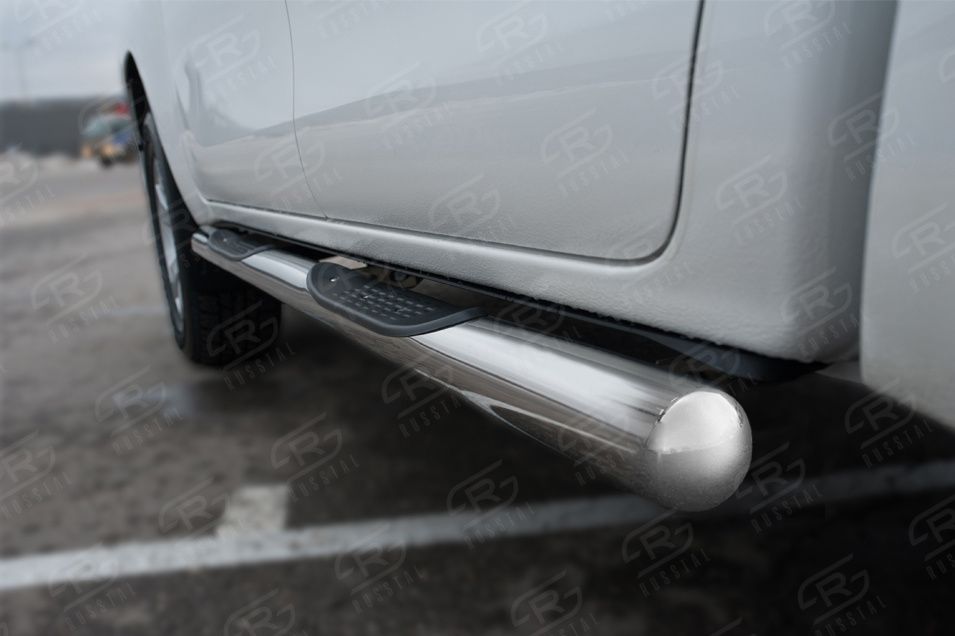 Защита порогов RusStal труба d76 с накладкой (вариант 3) для Toyota Hilux VIII Black Onyx 2020-2026. Артикул THBOT-0035153