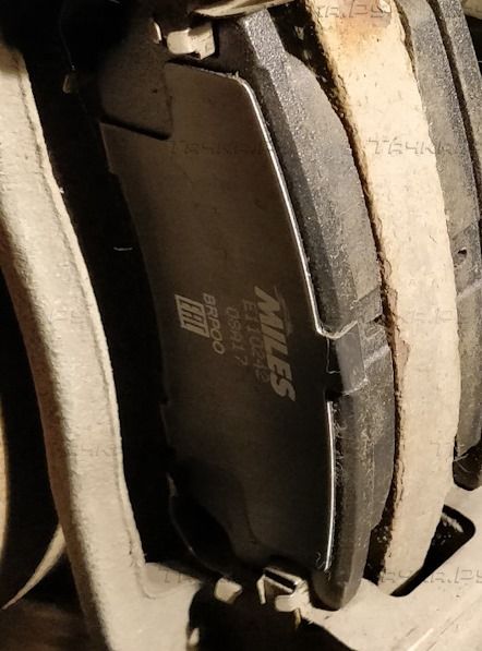 Тормозные колодки Miles (Semi-Metallic) задние для Mitsubishi Sigma 1990-1994. Артикул E110242
