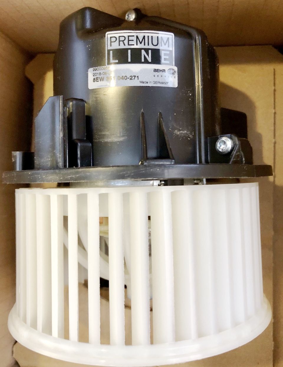 Вентилятор печки (отопителя) салона Hella BEHR HELLA SERVICE *** PREMIUM LINE ***. Артикул 8EW 351 040-271