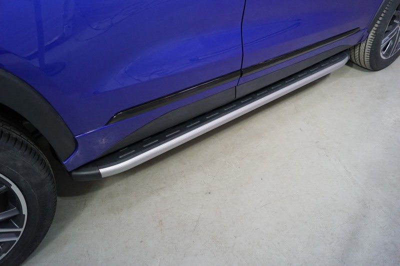 Пороги алюминиевые ТСС с пластиковой накладкой 1820 мм для Exeed LX 1.5L Turbo 2WD 2022-2026 Карбон серебро. Артикул EXEEDLX22-21SL