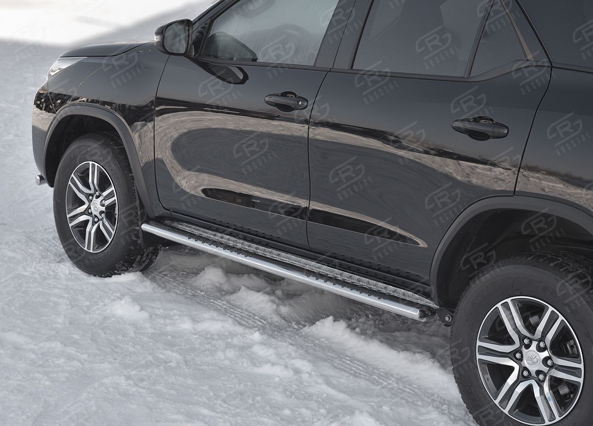Защита порогов RusStal труба 120х60 овал с проступью (Лист алюм пыльник) для Toyota Fortuner II (для России) 2017-2020. Артикул TFO-002884