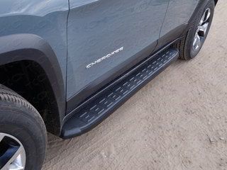 Пороги алюминиевые ТСС с пластиковой накладкой 1720 мм для Jeep Cherokee (Trailhawk) 2014-2018 Карбон черные. Артикул JEEPCHERTRAIL14-18BL