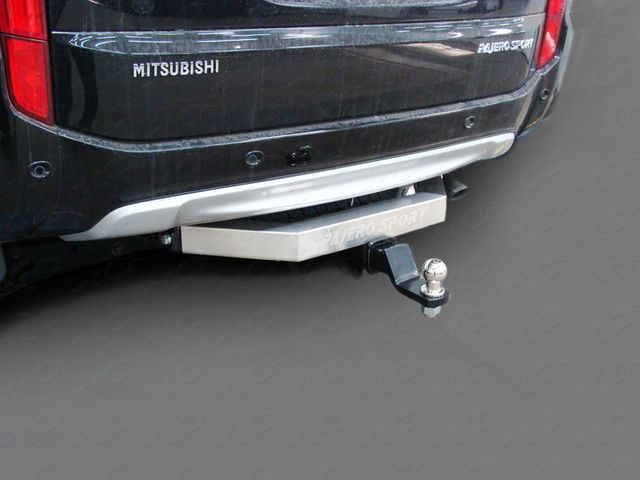 Фаркоп ТСС оцинкованный усиленный под американский квадрат для Mitsubishi Pajero Sport III до рестайлинга 2016-2020 с накладкой с надписью Pajero Sport. Артикул TCU00117