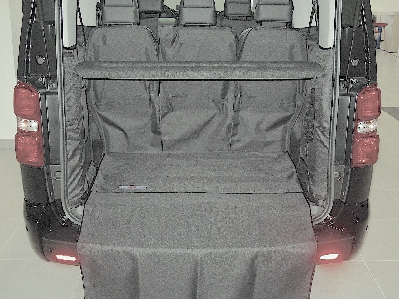 Защитный чехол AUTOSMSTUDIO "Maxi" в багажник автомобиля для Citroen Spacetourer (Long) 2016-2026, серый. Артикул TP-CT-SPTBL-MAXI-GR