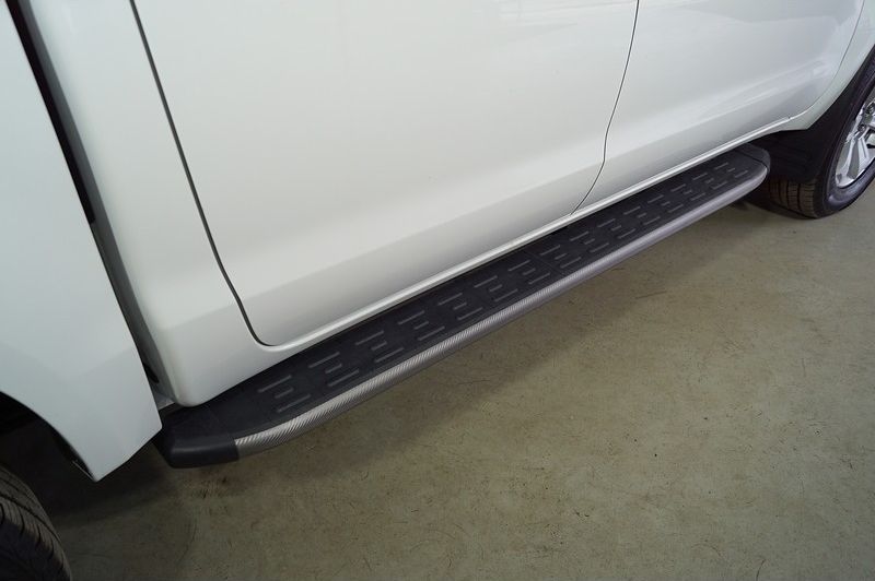 Пороги алюминиевые ТСС с пластиковой накладкой 1920 мм для Sollers ST6 2023-2026 Карбон серые. Артикул SOLST623-04GR