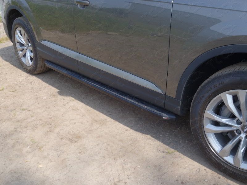 Пороги алюминиевые ТСС с пластиковой накладкой 2020 мм для Audi Q7 II 2015-2026 Карбон черные. Артикул AUDIQ715-01BL