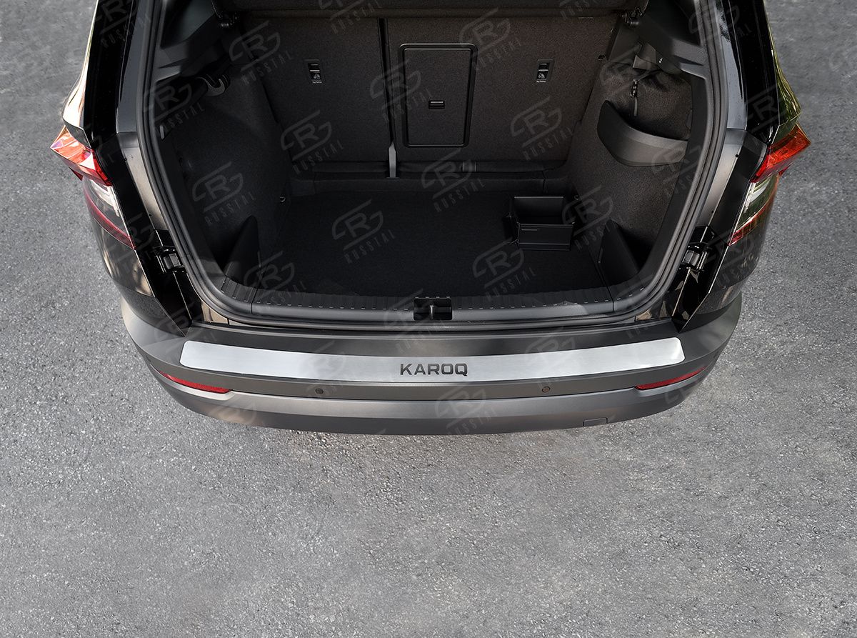 Накладка RusStal на задний бампер (лист нерж., шлифованный с надписью) для Skoda Karoq 2020-2026. Артикул SKKN-003451