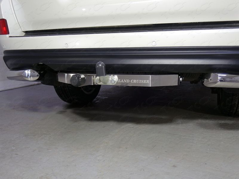 Фаркоп ТСС для Toyota Land Cruiser 200 Excalibur 2017-2018 с накладкой с надписью Land Cruiser. Артикул TCU00263