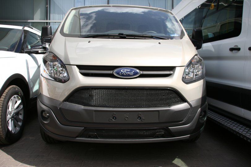 Сетка Arbori на решётку бампера, черная 15 мм для автомобилей (с передним парктроником) для Ford Tourneo Custom 2014-2026. Артикул 01-170814-151