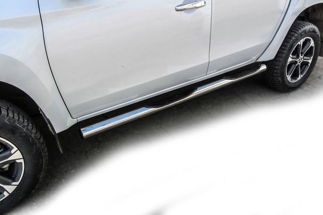 Пороги Slitkoff труба d76 с проступями для Mitsubishi L200 V рестайлинг 2018-2026. Артикул ML18-006