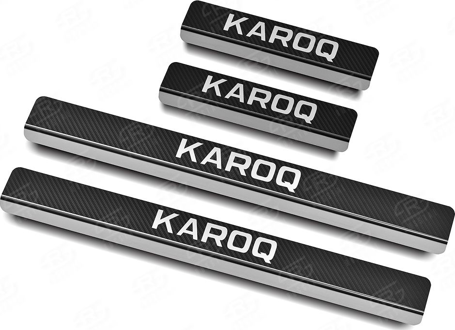 Накладка RusStal на пороги (лист нерж., карбон., с надписью) для Skoda Karoq 2020-2026. Артикул SKKAR20-06