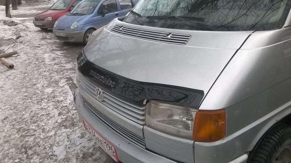 Дефлектор VT52 для капота Volkswagen T4 (прямые фары) 1990-1998. Артикул VW19VT