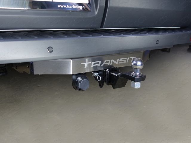 Фаркоп ТСС оцинкованный под американский квадрат с накладкой с надписью Transit для Ford Transit 2016-2026. Артикул TCU00110