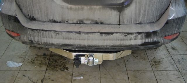 Тюнинговый фаркоп Bosal с металлической накладкой для Toyota Fortuner II 2015-2026. Фланцевое крепление. Артикул 3019-FL