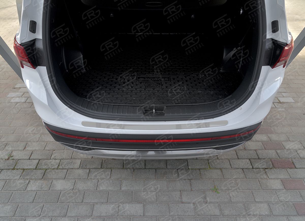 Накладка на задний бампер RusStal для Hyundai Santa Fe IV рестайлинг 2021-2026 (нерж. зеркало). Артикул HSFN-003605