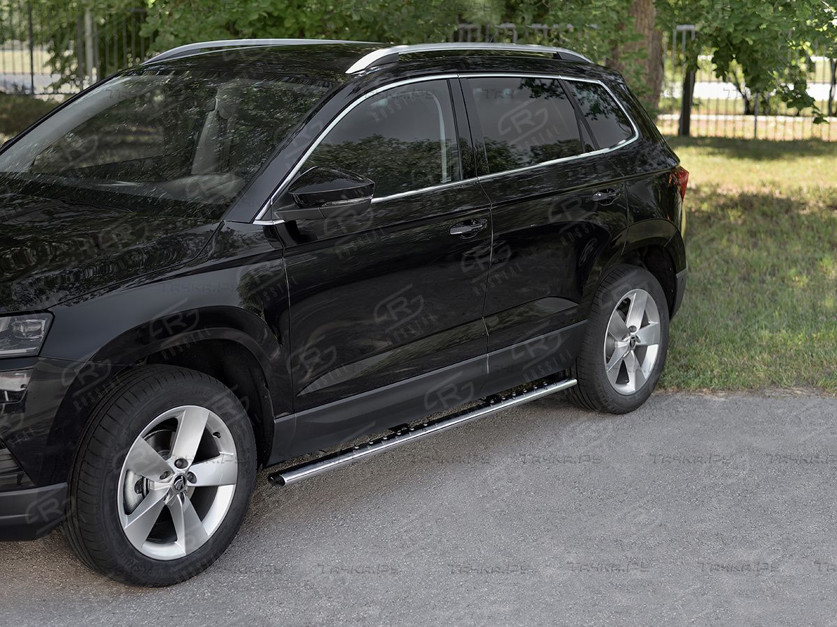 Защита порогов RusStal труба 75х42 овал с проступью для Skoda Karoq 2020-2026. Артикул SKKO-003440