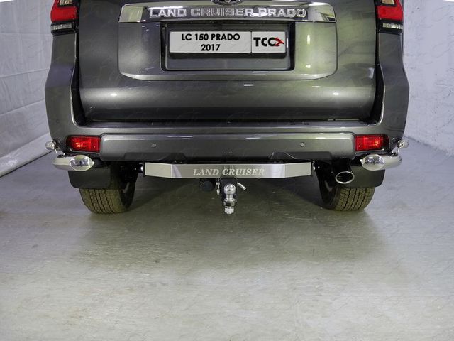 Фаркоп ТСС оцинкованный под американский квадрат для Toyota Land Cruiser Prado 2009-2023 (нерж. шар) с накладкой с надписью Land Cruiser. Артикул TCU00062N